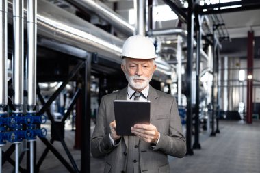 Petrokimya tesisinde dijital tabletle operasyonları denetleme konusunda uzman.