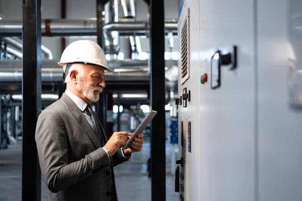 Endüstriyel kontrol paneli kullanan kıdemli mühendis