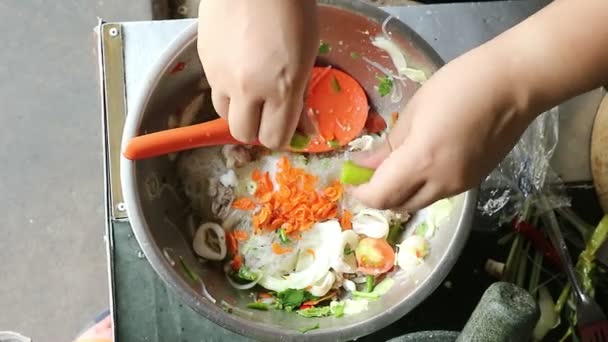 Cuisson des aliments avec du citron pressé dans le bol de fer — Video