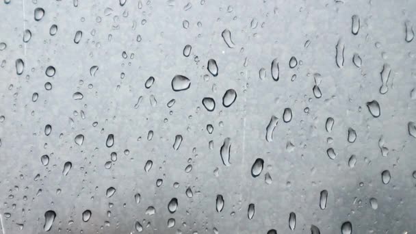 Regentropfen auf dem Glas bei Regen — Stockvideo