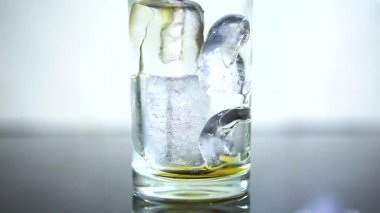 Buzlu cam içine dökülen kola