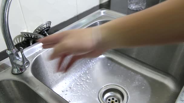 Handen wassen. man gebruik rechterhand open de kraan en wassen handen, sluit hij de kraan. — Stockvideo