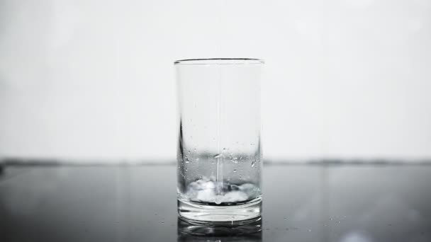 Wasser gegossen. im Glas — Stockvideo