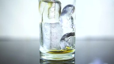 Buzlu cam içine dökülen kola
