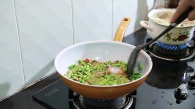 Pişirme sebze ve midye 