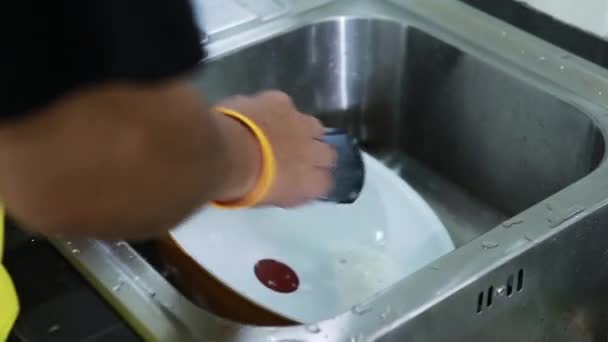 Tvätta pan på stål diskbänk — Stockvideo