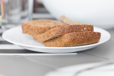 Kahverengi ekmek bir tabağa dilimlenmiş