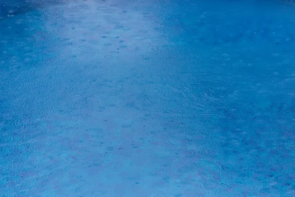 Piscina é chuva — Fotografia de Stock