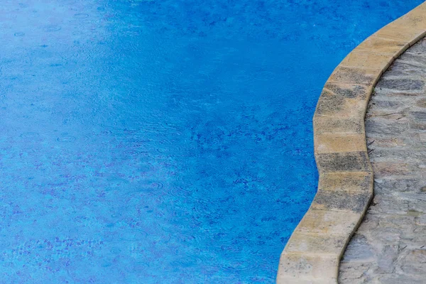 La piscina es lluvia —  Fotos de Stock