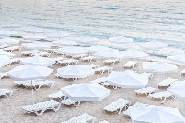 Sedie a sdraio in plastica su una spiaggia soleggiata in Bulgaria — Foto Stock