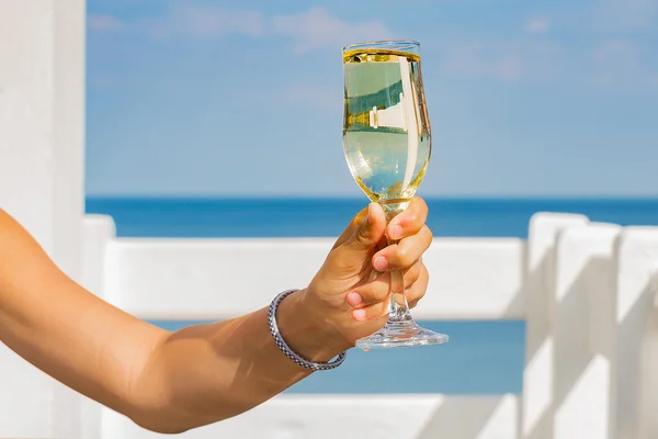 Bir bardak şampanya elinde — Stok fotoğraf