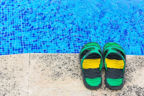 Sandálias por uma piscina — Fotografia de Stock