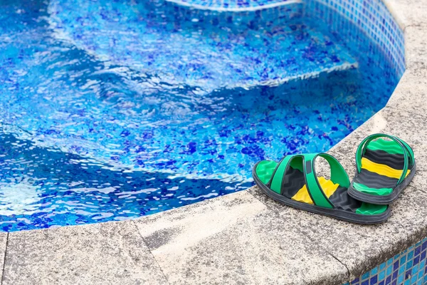 Sandales près d'une piscine — Photo