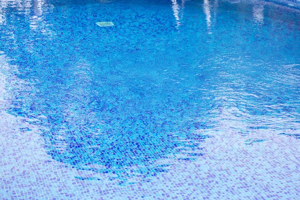 Havuzda mavi su