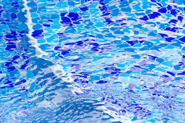 Blauw water in het zwembad — Stockfoto
