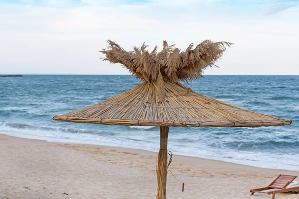 Ombrelli di paglia sulla spiaggia soleggiata in Bulgaria — Foto Stock