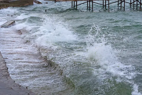 Морська буря і бризки серфінгу — стокове фото