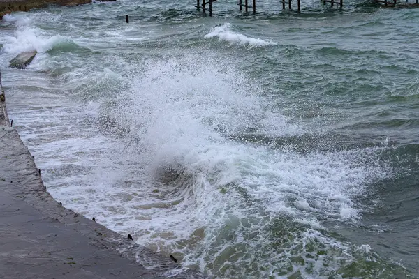 海嵐とサーフの水しぶき — ストック写真