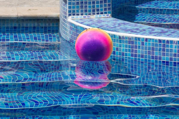 La pelota flotando en una piscina —  Fotos de Stock