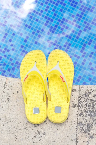 Sandalias junto a una piscina —  Fotos de Stock