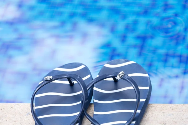Sandalen bij een zwembad — Stockfoto