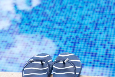 Havuz kenarındaki sandaletler