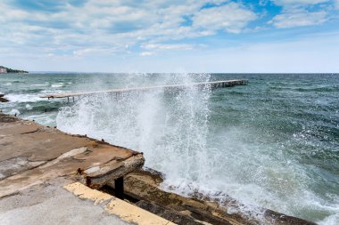 Deniz fırtına ve su sıçramalarına sörf