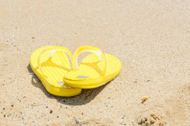 parmak arası terlik plaj kıyısında