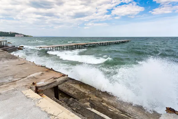 Mořská bouře a potřísnění surf — Stock fotografie