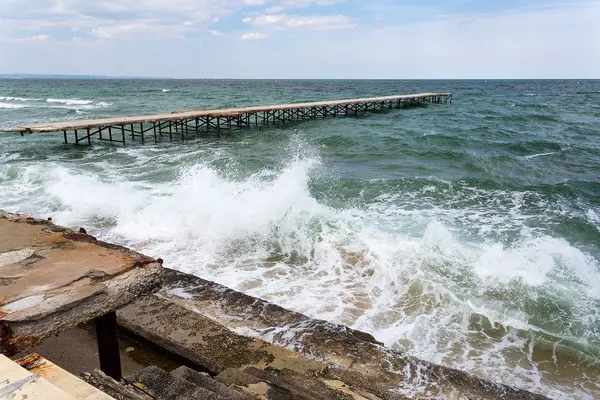 Mořská bouře a potřísnění surf — Stock fotografie