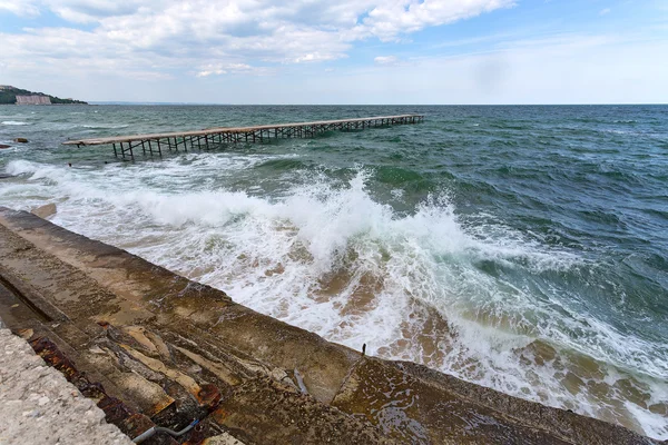 Mořská bouře a potřísnění surf — Stock fotografie