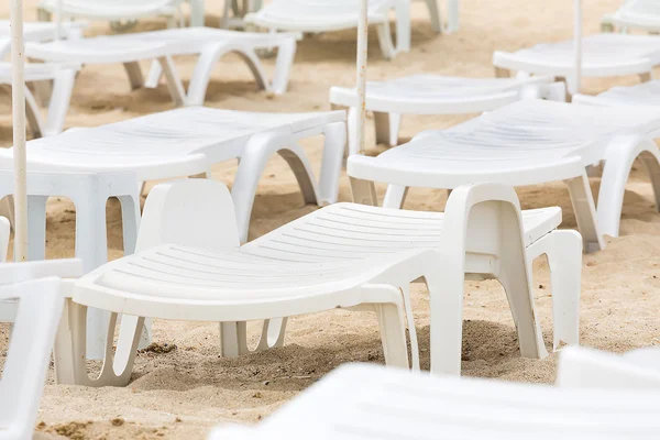 Cadeiras de plástico em uma praia ensolarada na Bulgária — Fotografia de Stock