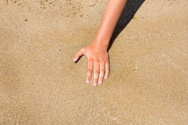 Mão menina pega uma onda — Fotografia de Stock