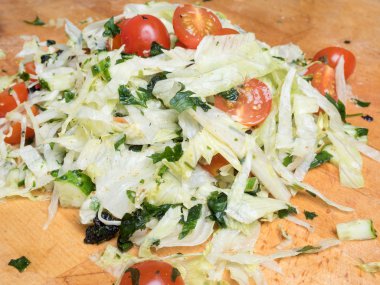 Salata için sebze doğrama