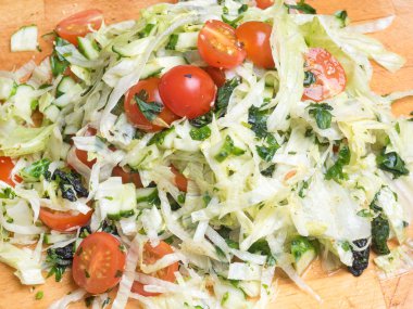 Salata için sebze doğrama