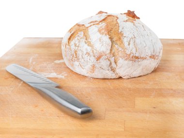 ev yapımı ekmek tahtasında bir bıçakla yuvarlak