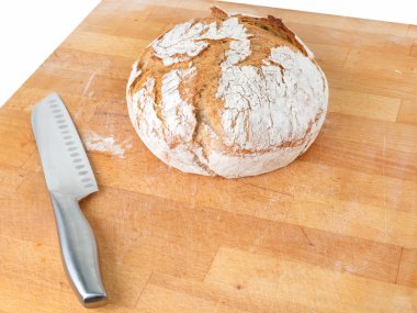 ev yapımı ekmek tahtasında bir bıçakla yuvarlak