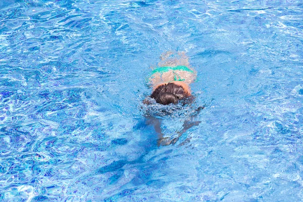 Fille nager dans la piscine — Photo