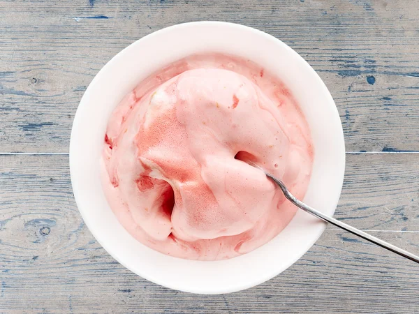 Ice cream in a white bowl — Stock Photo, Image