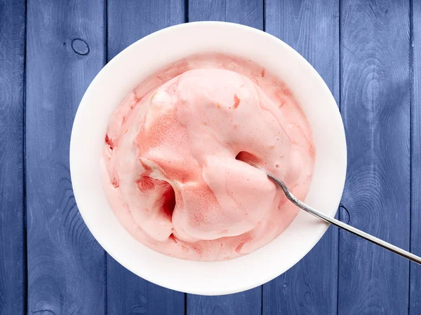 Мороженое в белой миске — стоковое фото