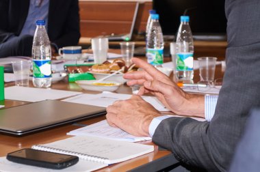 müzakere masasına erkek el