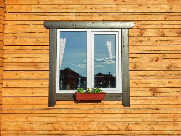 Літо Симпатичне вікно на жовтій стіні будинку Ліцензійні Стокові Фото