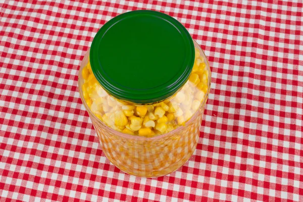 Milho amarelo em jarra de vidro — Fotografia de Stock