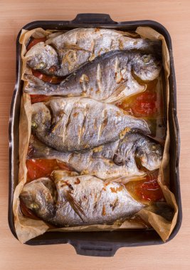 bir fırın tepsisine levrek balığı