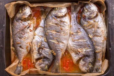 bir fırın tepsisine levrek balığı
