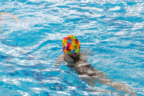 Criança e a piscina — Fotografia de Stock