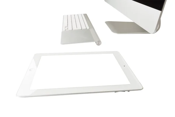 Display de computador com tela em branco e teclado sem fio — Fotografia de Stock