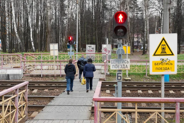 People are moving around the railway station Ashukinskaya. — Stock Photo, Image