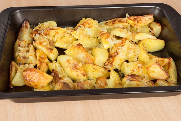 bir fırın tepsisine patates kızartması