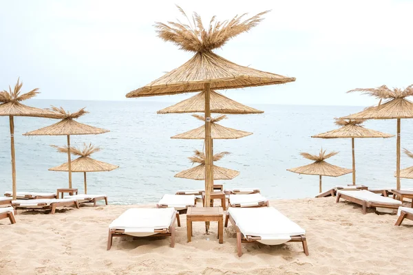 Payung jerami di pantai cerah di Bulgaria — Stok Foto